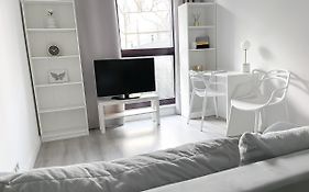 Metro, Apartament 3 Pokoje Z Ogrodkiem 80M2